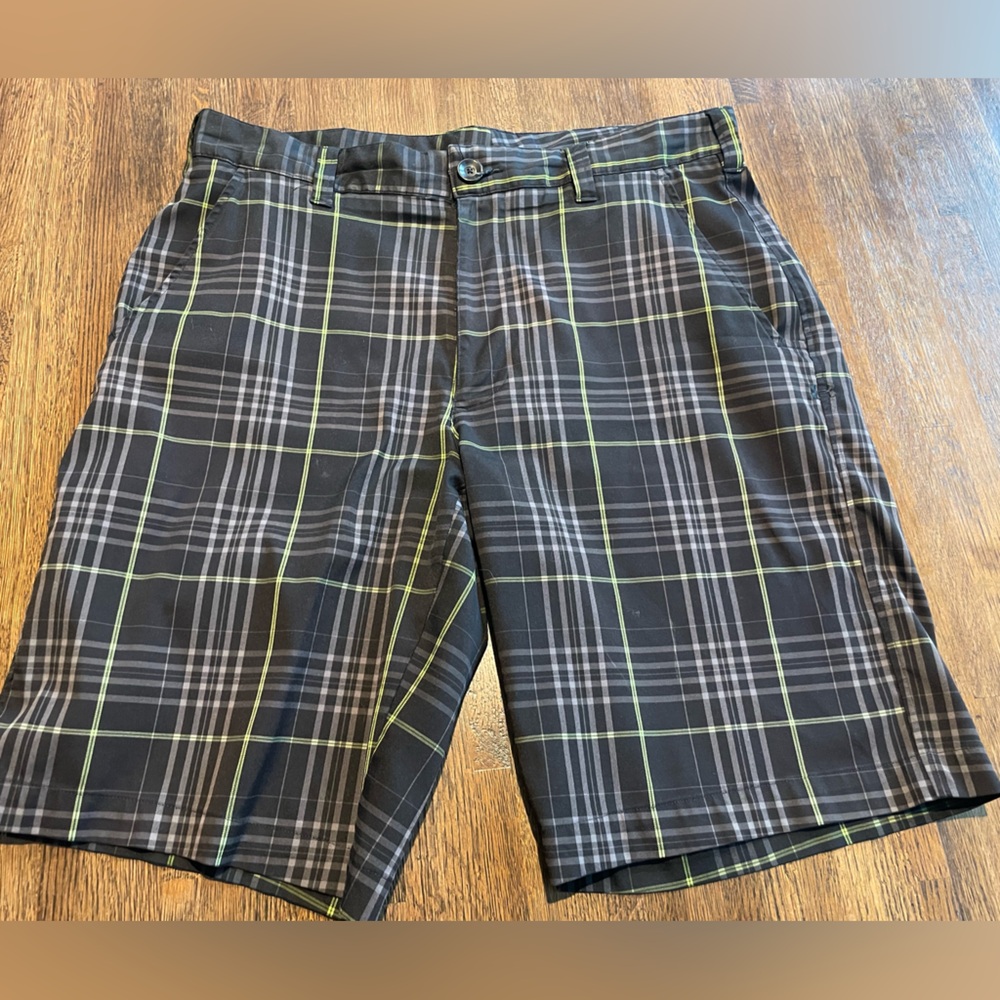 Under Armour Shorts Black Gray Green Plaid Athletic Golf Sporty - size 34